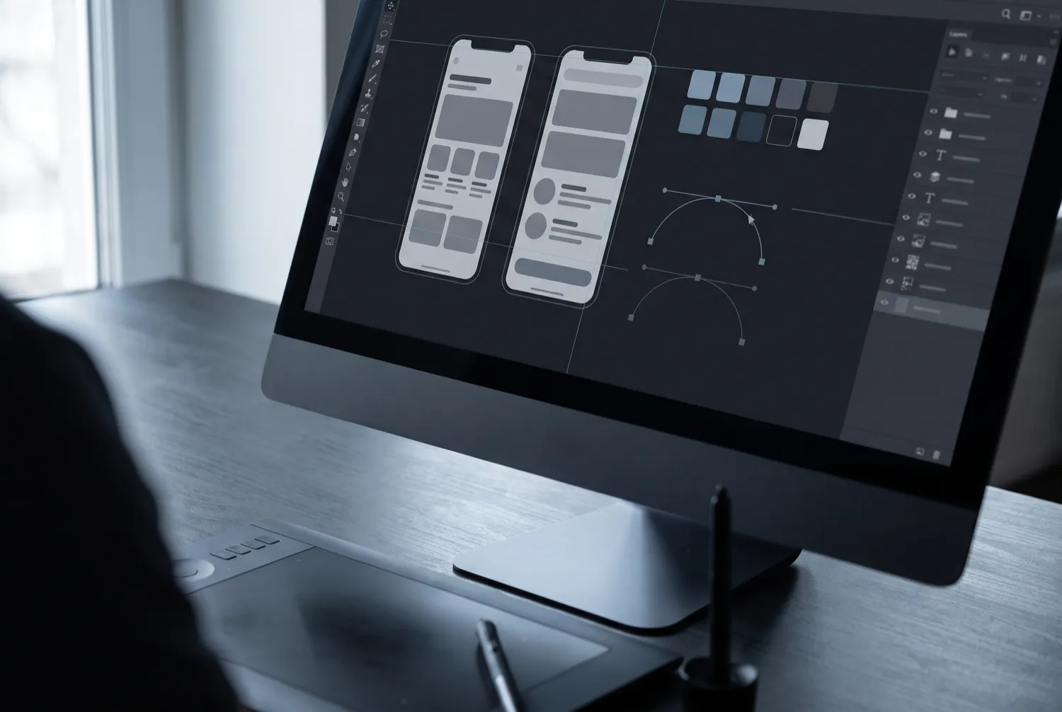 Outil de design UI/UX en mode sombre avec maquettes mobiles